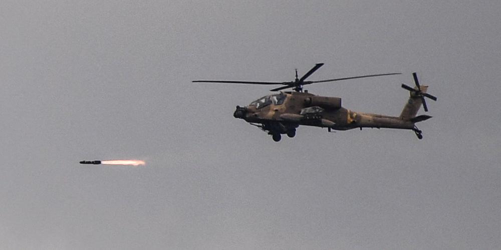 Un hélicoptère Apache israélien tire en direction d’une cible au Liban, vers la frontière israélo-libanaise, le 4 mars 2026. - GIL ELIYAHU/REUTERS