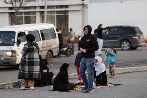 Des personnes déplacées des banlieues sud de la ville se rassemblent sur la place des Martyrs, dans le nord de Beyrouth, le 5 mars 2026.