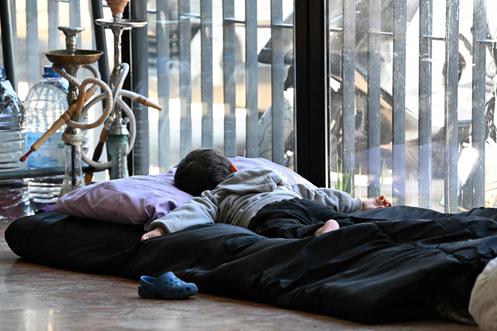 Dans une école transformée en refuge pour personnes déplacées dans la ville de Dekouané, au nord de Beyrouth, le 5 mars 2026.