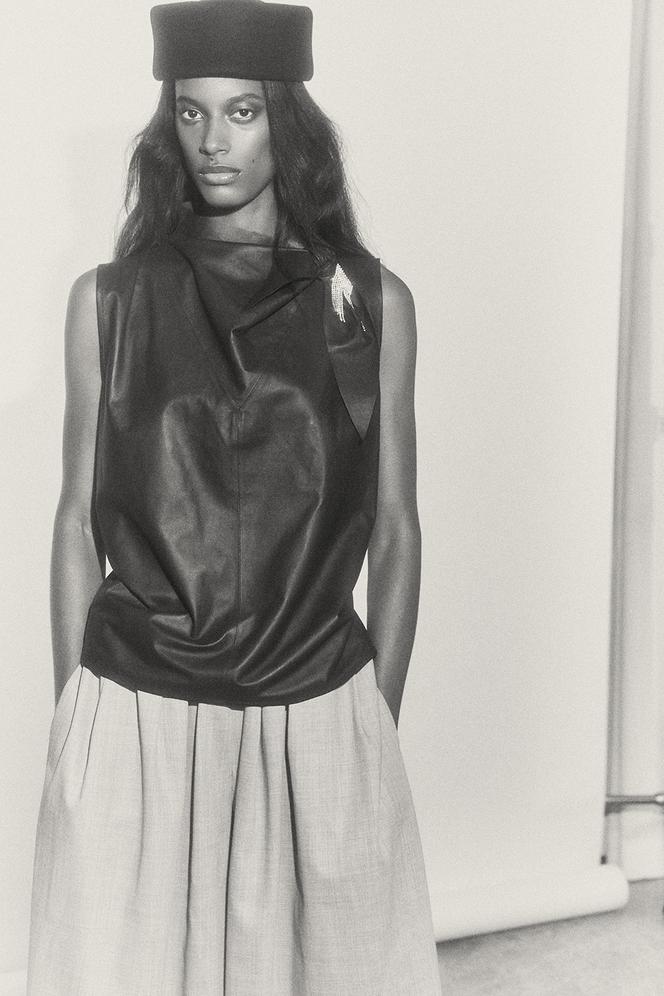 Chapéu Noxley, feltro de lã, The Frankie Shop; no topo, Yves Salomon; Bermudas, Sincelo.