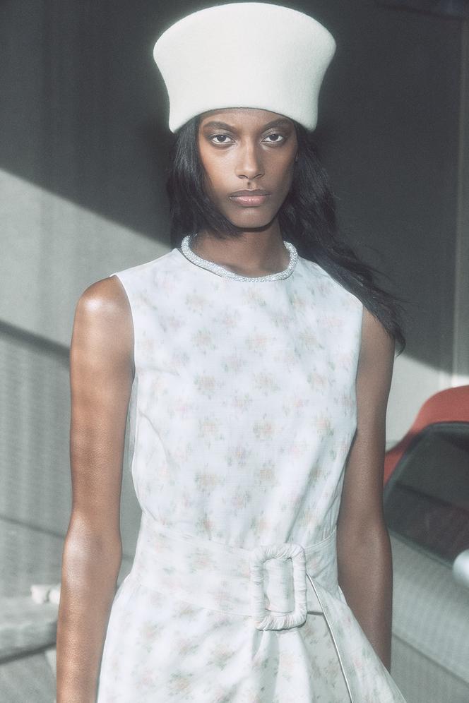 Chapéu Le France, em feltro de lã, Maison Ola; vestido, sincelo. 