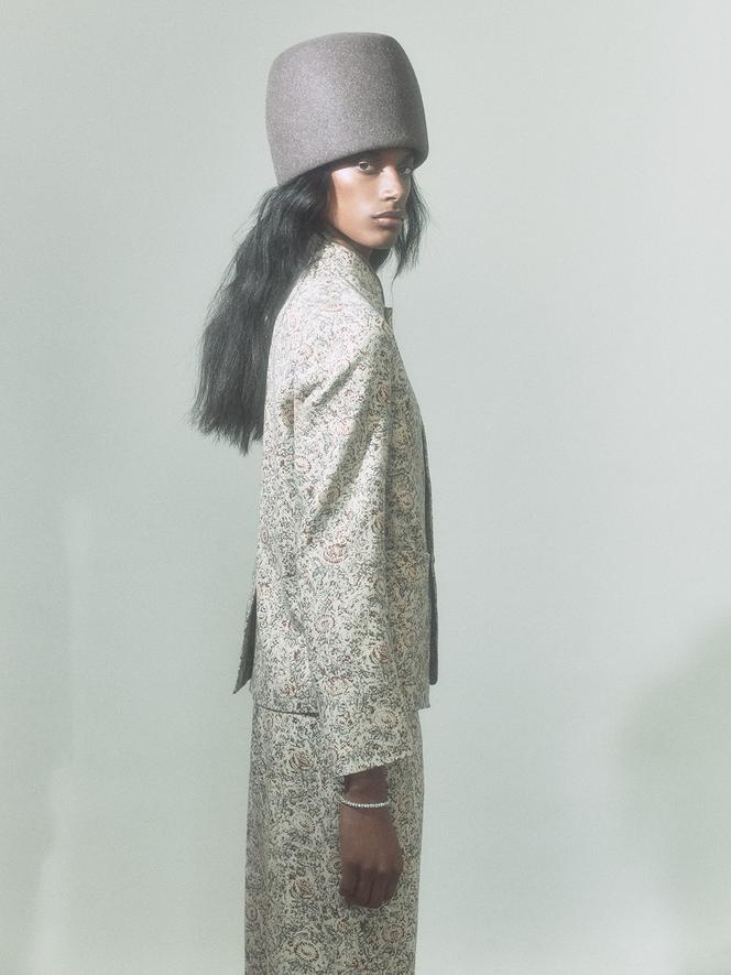 Um chapéu, em feltro de caxemira; jaqueta e calça, Loro Piana; todas as joias são pessoais.