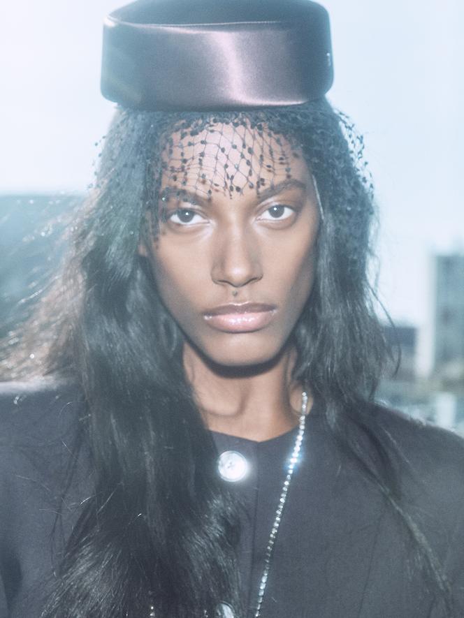 Chapéu Jacqueline, em feltro e cetim, Maison Michel, peça de arquivo; jaqueta, Paul Smith; todas as joias são pessoais.