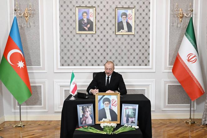 Sur cette photo fournie par le service de presse de la présidence azerbaïdjanaise, le président Ilham Aliev inscrit un message de condoléances pour l’ayatollah Ali Khamenei, à Bakou (Azerbaïdjan), le 4 mars 2026.
