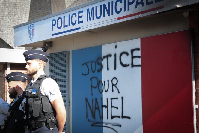 Un commissariat à Lisieux, le 6 juillet 2023, quelques jours après les manifestations qui ont suivi la mort par balle d’un adolescent à Nanterre le 27 juin. 