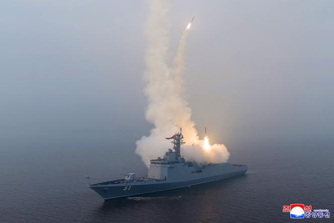 Cette photo prise le 4&nbsp;mars&nbsp;2026&nbsp;et publiée par l’agence de presse officielle nord-coréenne KCNA montre un essai de lancement d’un missile de croisière stratégique mer-sol effectué à partir du destroyer «&nbsp;Choe Hyon&nbsp;» dans un lieu non divulgué en Corée du Nord.