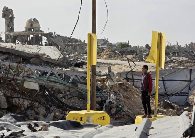 Blocos removíveis de concreto amarelo usados ​​pelo exército israelense para demarcar sua linha de retirada temporária dentro da Faixa de Gaza, em Khan Younes, no sul do enclave palestino, em 9 de dezembro de 2025. 