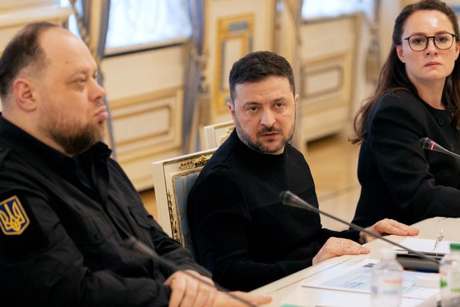 Volodymyr Zelensky lors d’une réunion de travail avec la première ministre ukrainienne Ioulia Svyrydenko (à droite) et son cabinet, le 5 mars 2026, à Kiev.