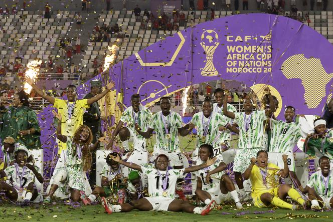 Les joueuses nigérianes célèbrent leur victoire après avoir remporté la finale de la Coupe d’Afrique des nations féminine 2025 contre le Maroc au stade Prince Moulay Abdellah de Rabat, le 26 juillet 2025.