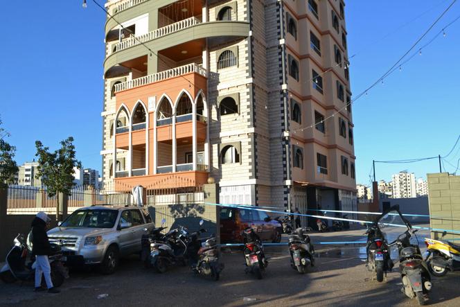 Devant un immeuble où un responsable du Hamas palestinien aurait été pris pour cible par une frappe israélienne, à Beddawi, un camp de réfugiés palestiniens près de Tripoli (Liban), le 5 mars 2026.