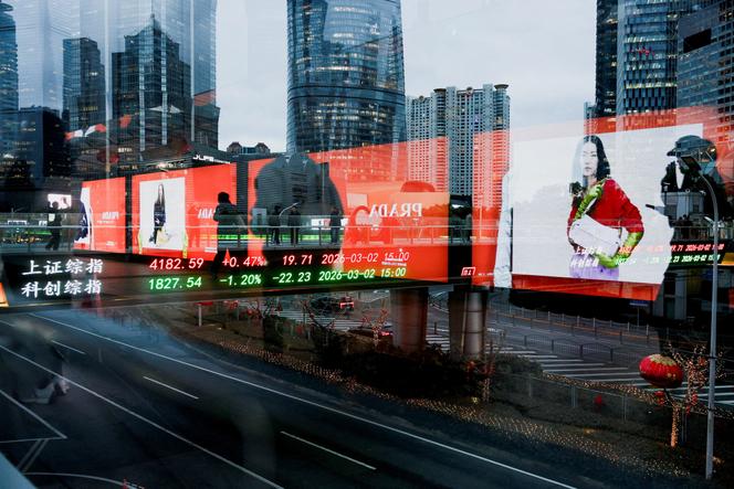 Les indices boursiers de Shanghaï, dans le quartier financier de Lujiazui, à Shanghaï (Chine), le 2 mars 2026. 