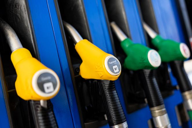Des pompes à carburant dans une station-service Esso à Rely (Pas-de-Calais), le 5 mars 2026.
