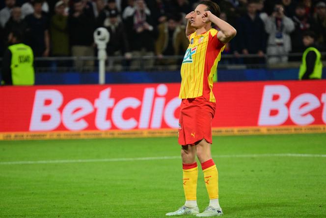 Le Lensois Florian Thauvin, après avoir marqué le tir au but de la qualification, au Groupama Stadium, à Lyon, le 5 mars 2026.