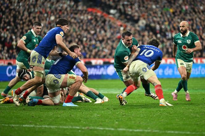 Le demi d’ouverture français Matthieu Jalibert (numéro 10), lors du match du Tournoi des six nations face à l’Irlande, le 5&nbsp;février 2026&nbsp;à Saint-Denis (Seine-Saint-Denis).