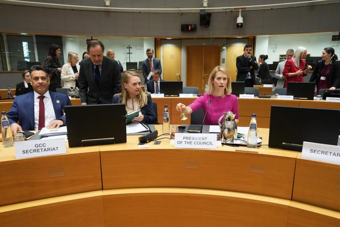  Fahad Aljaimaz, chef de la délégation du Conseil de coopération du Golfe auprès de l’Union européenne, et Kaja Kallas, cheffe de la diplomatie européenne, lors d’une vidéoconférence des ministres des affaires étrangères de l’UE et des représentants du Conseil de coopération du Golfe, à Bruxelles, le 5&nbsp;mars&nbsp;2026.