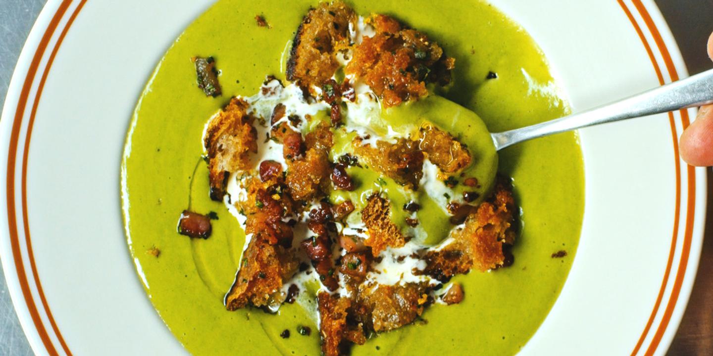 La soupe de petits pois aux épinards, lardons fumés et croûtons : la recette de Jesse Jenkins