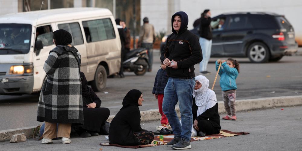 Des personnes déplacées des banlieues sud de la ville se rassemblent sur la place des Martyrs, dans le nord de Beyrouth, le 5 mars 2026. - KHALIL ASHAWI / REUTERS