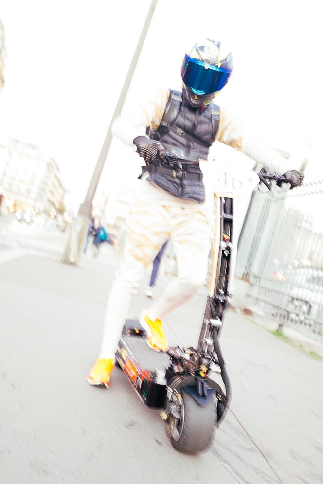 Un usager de trottinette électrique, dans le 10ᵉ arrondissement de Paris, le 24 octobre 2024.