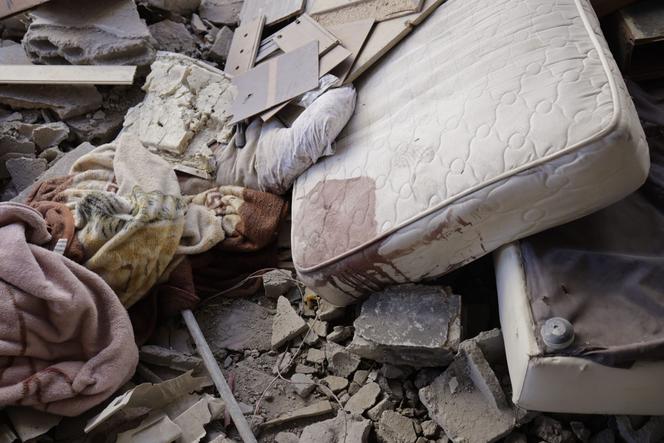 Un matelas ensanglanté dans une chambre de l’hôtel « Comfort » visé par une frappe israélienne, faisant 1 mort et 3 blessés, à Baabda, au Liban, le 4 mars 2026.