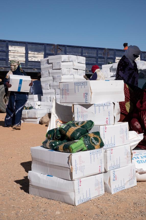 Une distribution du Croissant-Rouge sahraoui, dans le camp de réfugiés sahraouis d’Aousserd, près de la ville de Tindouf, en Algérie, le 12 février 2026.