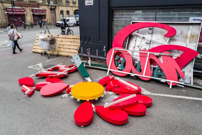 Des employés changent l’enseigne d’un supermarché Casino qui devient un Intermarché, à Toulouse (Haute-Garonne), le 1er octobre 2024.