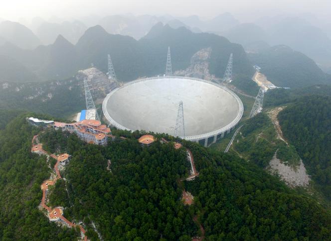 Vue du télescope sphérique FAST, appelé également  l’« œil du ciel », dans le Guizhou (Chine), le 25 septembre 2016.
