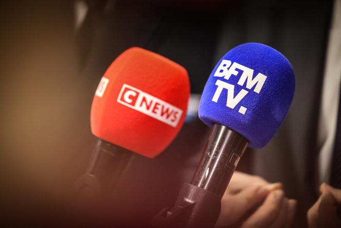 Bonnettes de micros BFM-TV et CNews, à Versailles le 5 février 2026.