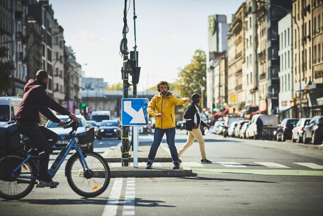 Pierre-Benjamin Nantel, durante a sua performance “Bunkai station Quatre Chemins”, em Aubervilliers (Seine-Saint-Denis), em junho de 2024.