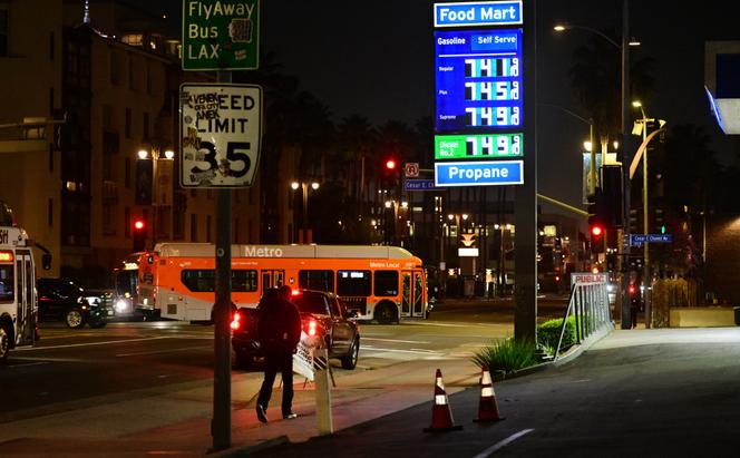 Dans une station-service à Los Angeles (en Californie), le 2 mars 2026.