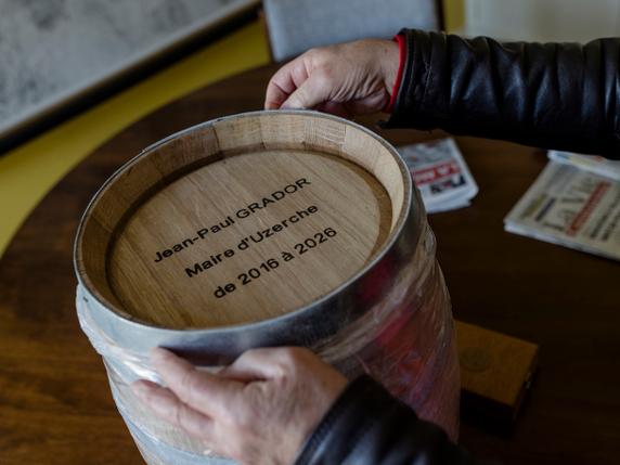 Le cadeau offert par l’opposition à Jean-Paul Grador pour la fin de son mandat, à Uzerche (Corrèze), le 27 février 2026.
