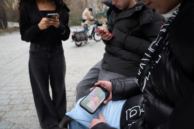 Des adolescents sur leurs téléphones, à Paris, le 20 février 2026.