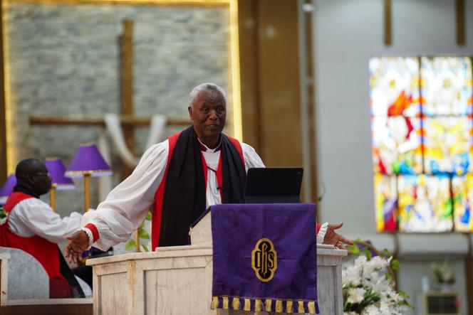 Arcebispo ruandês Laurent Mbanda, chefe do Conselho Anglicano Mundial, na Igreja da Catedral do Advento, Abuja, 6 de março de 2026. 