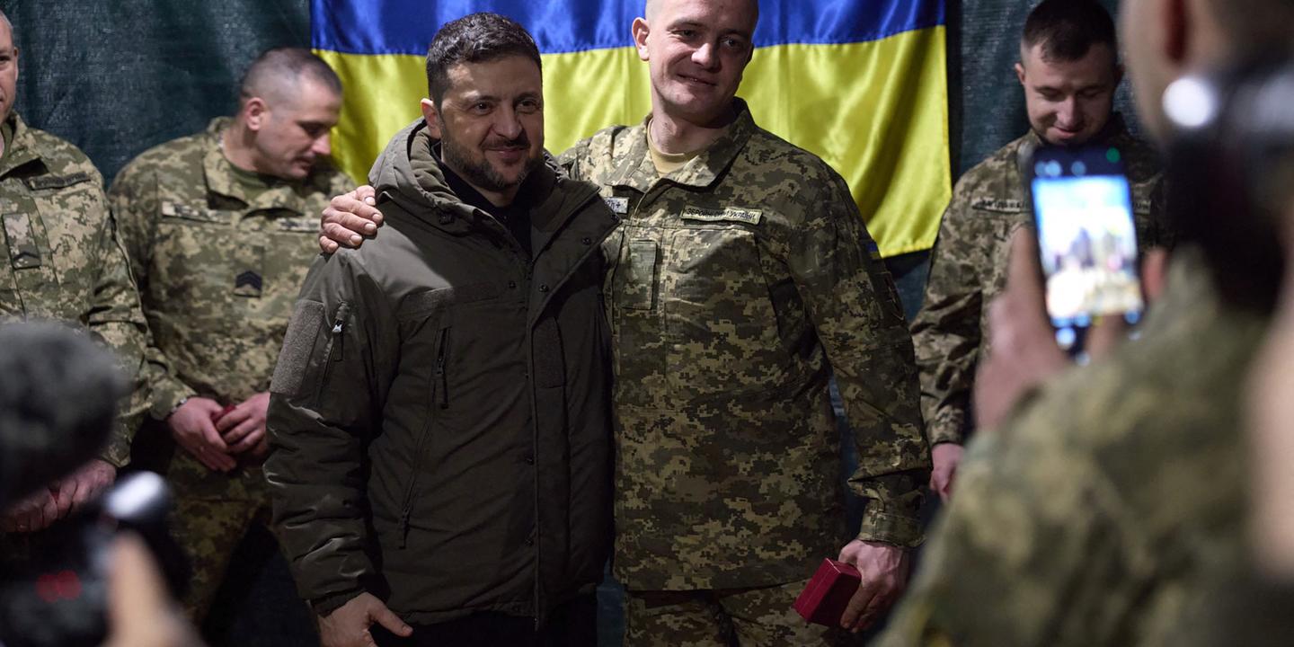 Volodymyr Zelensky s’est rendu dans la région de Donetsk, proche de la ligne de front