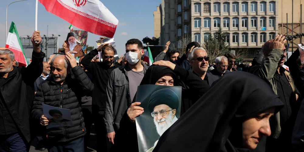 Une manifestante brandit une image du défunt Guide suprême iranien Ali Khamenei, pendant un rassemblement prorégime organisé après la prière du vendredi, à Téhéran, le 6 mars 2026. - MAJID ASGARIPOUR VIA REUTERS