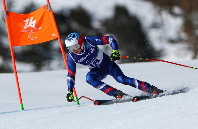 Arthur Bauchet lors de la descente des Jeux paralympiques de Milan-Cortina, en Italie, le 7 mars 2026.