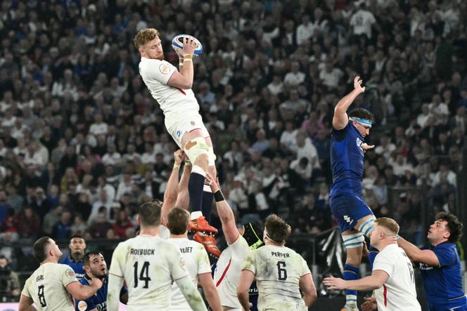 Le troisième-ligne anglais Ollie Chessum capte un ballon en touche lors du match (perdu) de son équipe face à l’Italie, le 7 mars 2026, à Rome, dans le cadre de la quatrième journée du Tournoi des six nations.
