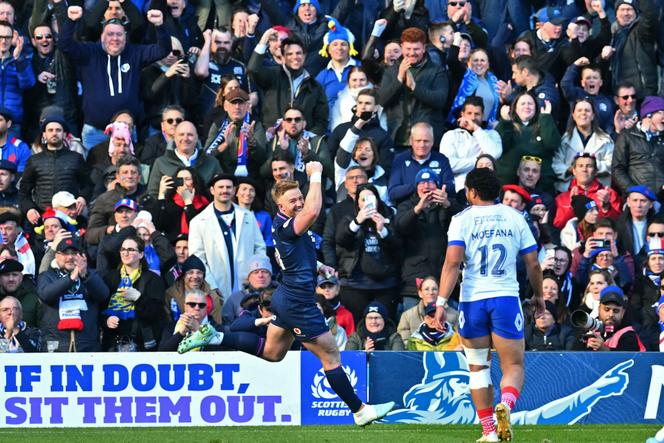 L’ailier écossais Kyle Steyn marque le deuxième essai de son équipe lors du match du Tournoi des six Nations face à la France à Murrayfield, à Edimbourg, le 7&nbsp;mars&nbsp;2026. 