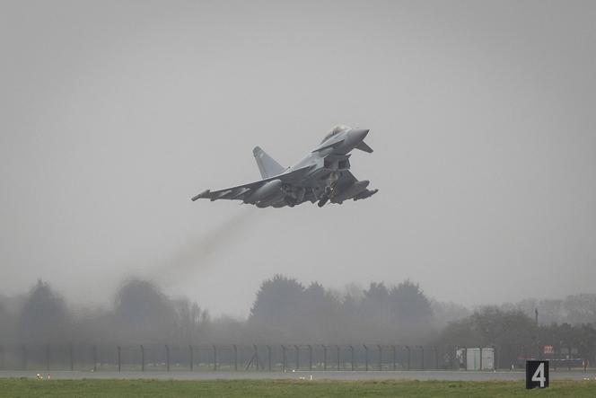 Uma aeronave RAF Typhoon decola da Base Aérea de Coningsby em Lincolnshire, Reino Unido, com destino ao Catar em 6 de março de 2026.