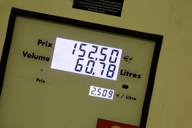 Dans une station-service de Nemours, en Seine-et-Marne, le 7 mars 2026.