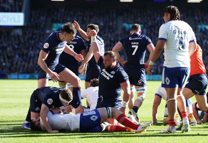 Pierre Schoeman célèbre le troisième essai de l’Ecosse lors de la victoire du XV du Chardon face à l’équipe de France dans le Tournoi des six nations, à Edimbourg, le 7&nbsp;mars&nbsp;2026. 