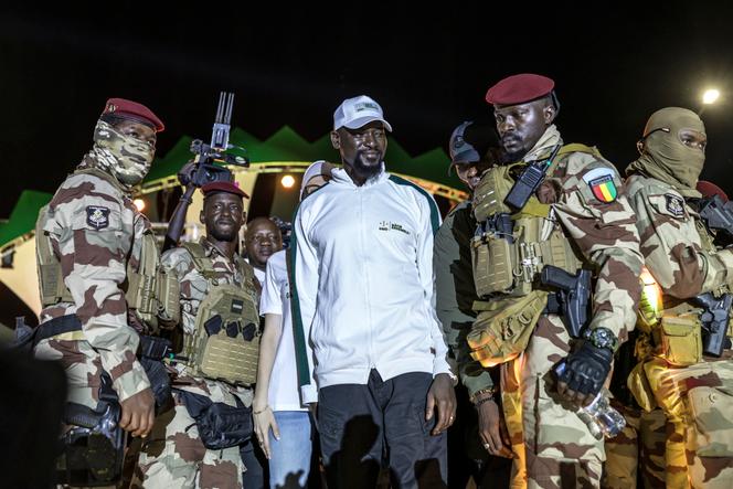 Presidente guineense, Mamadi Doumbouya, ao centro, durante a campanha eleitoral para as eleições presidenciais, em Conacri, 25 de dezembro de 2025.