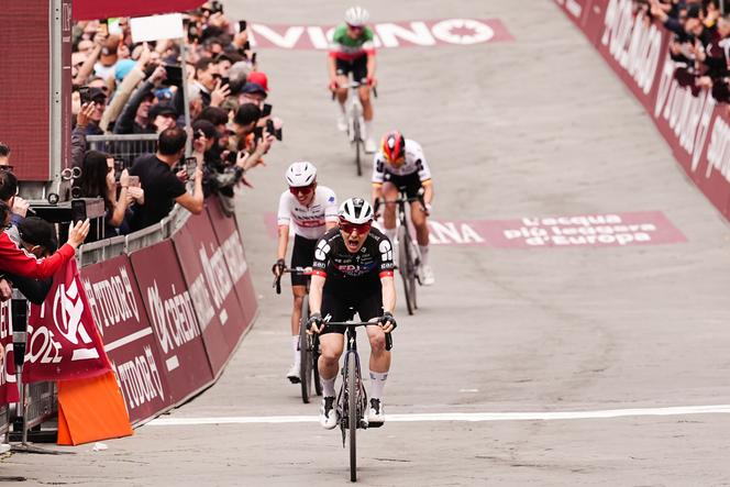 Elise Chabbey franchit la ligne d’arrivée des Strade Bianche, à Sienne, en Italie, le 7&nbsp;mars&nbsp;2026.
