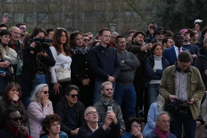 O candidato Horizontes à Câmara Municipal de Paris, Pierre-Yves Bournazel (centro), durante a sua intervenção durante o comício público organizado pelo candidato socialista Emmanuel Grégoire, em Paris, 7 de março de 2026.