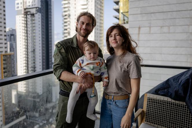 Noam Sobovitz, réserviste de 38 ans, sa femme, Hila Salomon, et leur fille Emmanuelle, à Bat Yam, le 4 mars 2026.