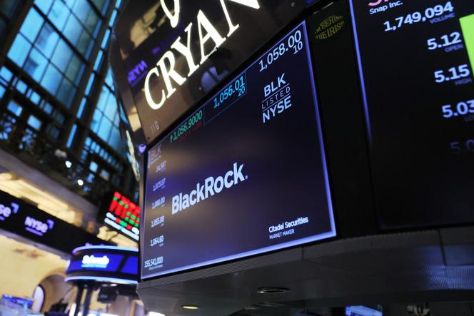 Le logo de la société BlackRock, sur un écran à la Bourse de New York, le 27 février 2026.
