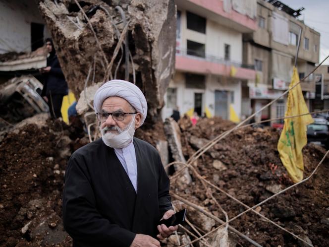 Un cheikh chiite constate les destructions à la suite d’une opération commando nocturne menée par l’armée israélienne, à Nabi Chit (Liban), le 7 mars 2026.