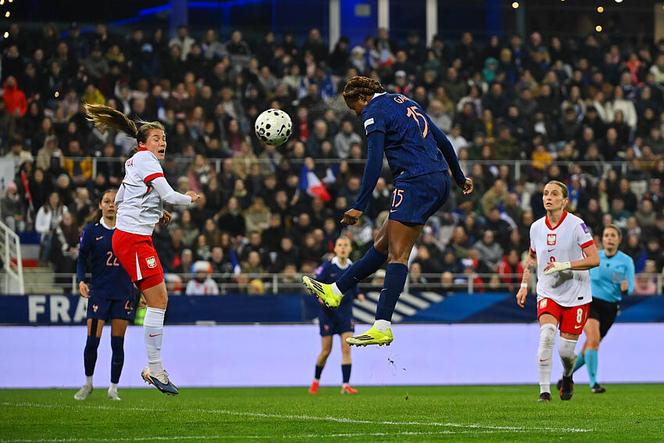 Kelly Gago (maillot bleu) lors du match de qualification européen pour la Coupe du Monde féminine 2027&nbsp;entre la France et la Pologne au stade Gaston-Gérard, à Dijon, le 7&nbsp;mars&nbsp;2026. 