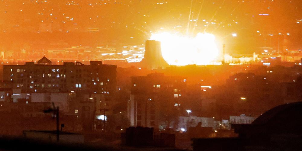 Une explosion se produit à la suite de frappes près de la tour Azadi, à proximité de l’aéroport international Mehrabad à Téhéran, en Iran, le 7 mars 2026. - ATTA KENARE / AFP