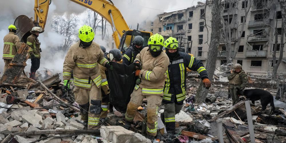 Le corps d’une personne retrouvée sous les décombres de l’immeuble résidentiel touché par une frappe russe, à Kharkiv, en Ukraine, le 7 mars 2026. - VYACHESLAV MADIYEVSKYY / REUTERS