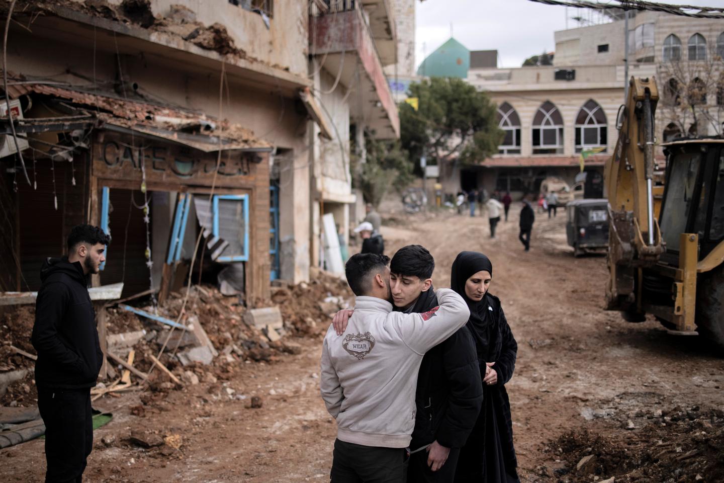 A Nabi Chit, au Liban, une opération israélienne pour retrouver la dépouille du pilote Ron Arad échoue et fait 41 morts